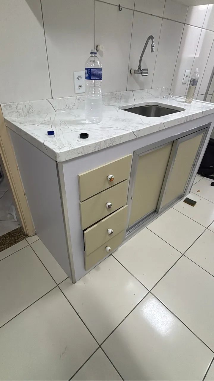 Envelopamento de pias e armários de cozinha