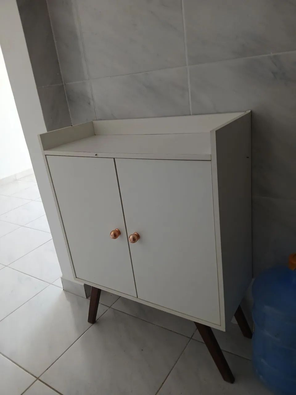 Aparador branco com rosa