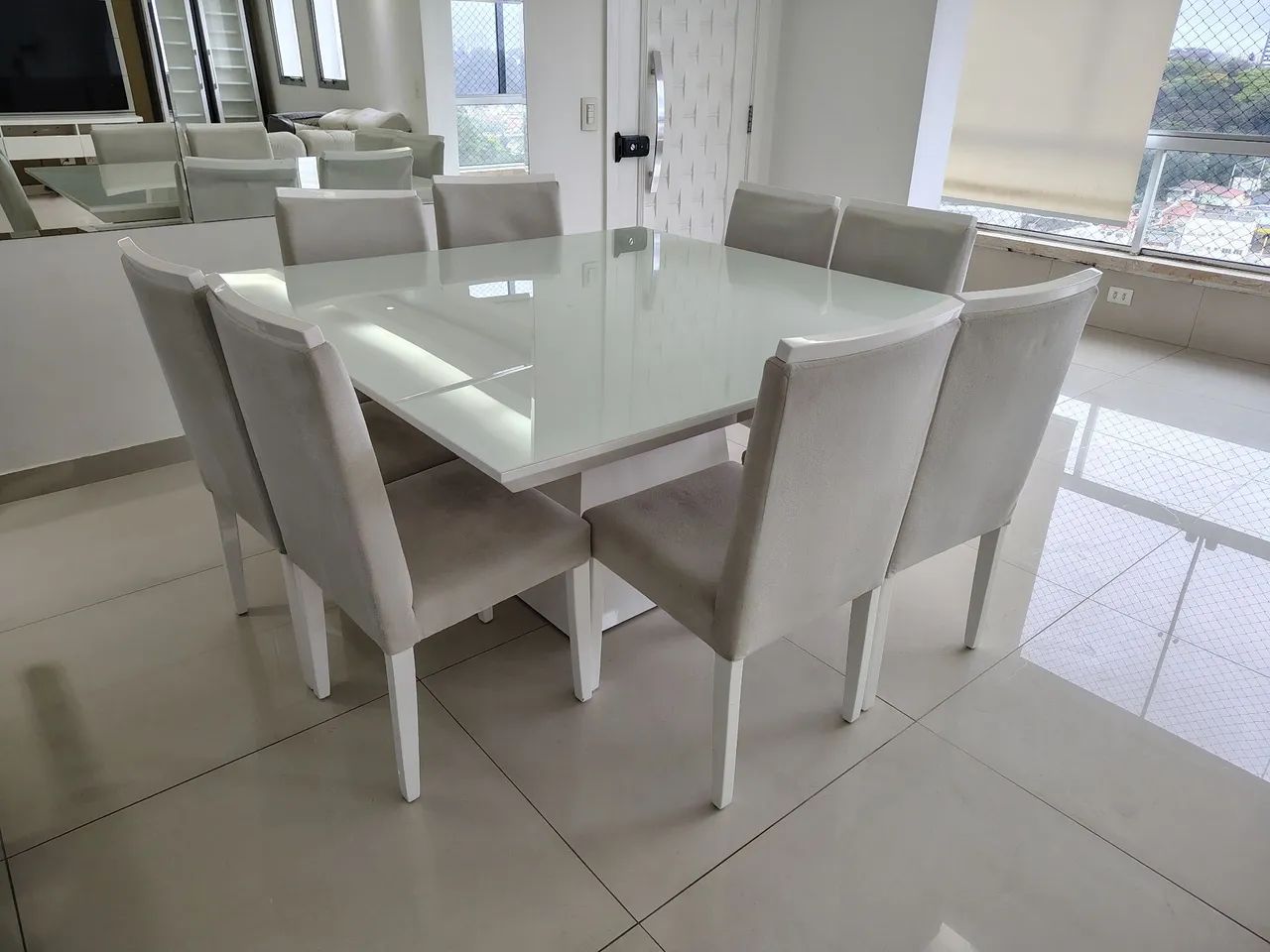 Mesa com 8 cadeiras