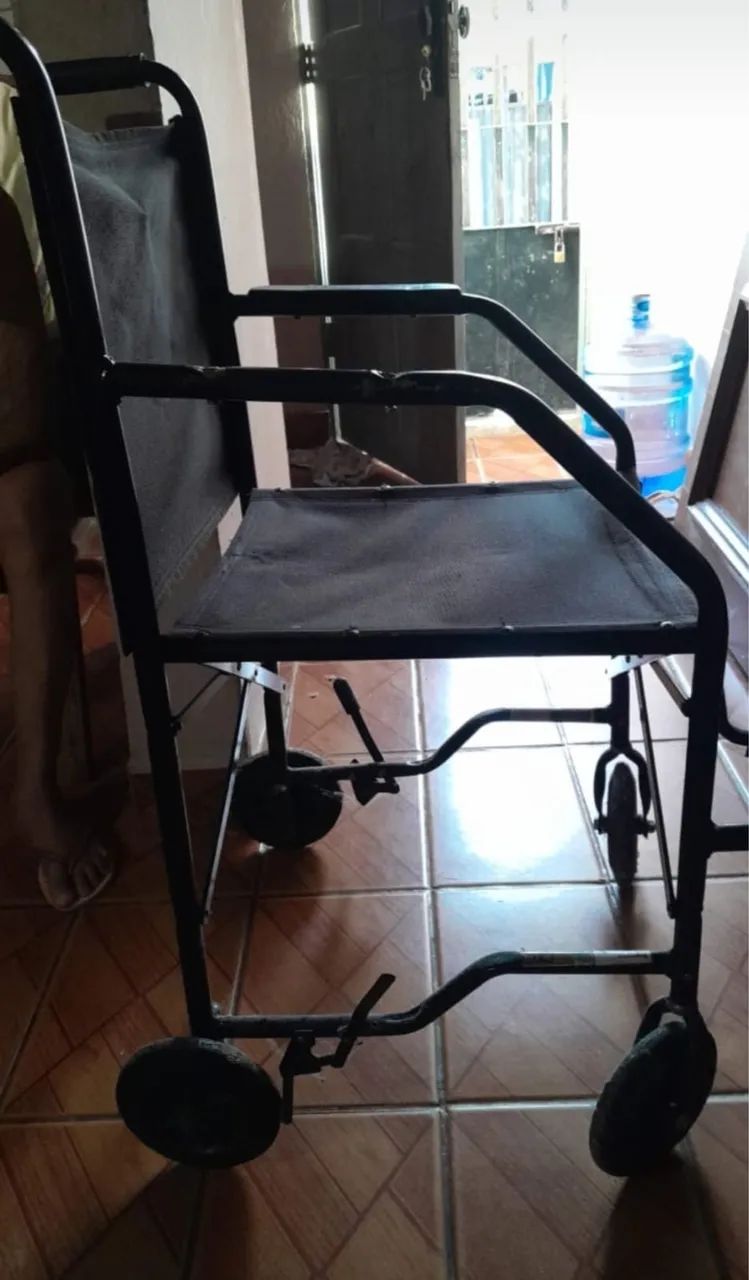 Cadeira de rodas semi nova  - Foto 4