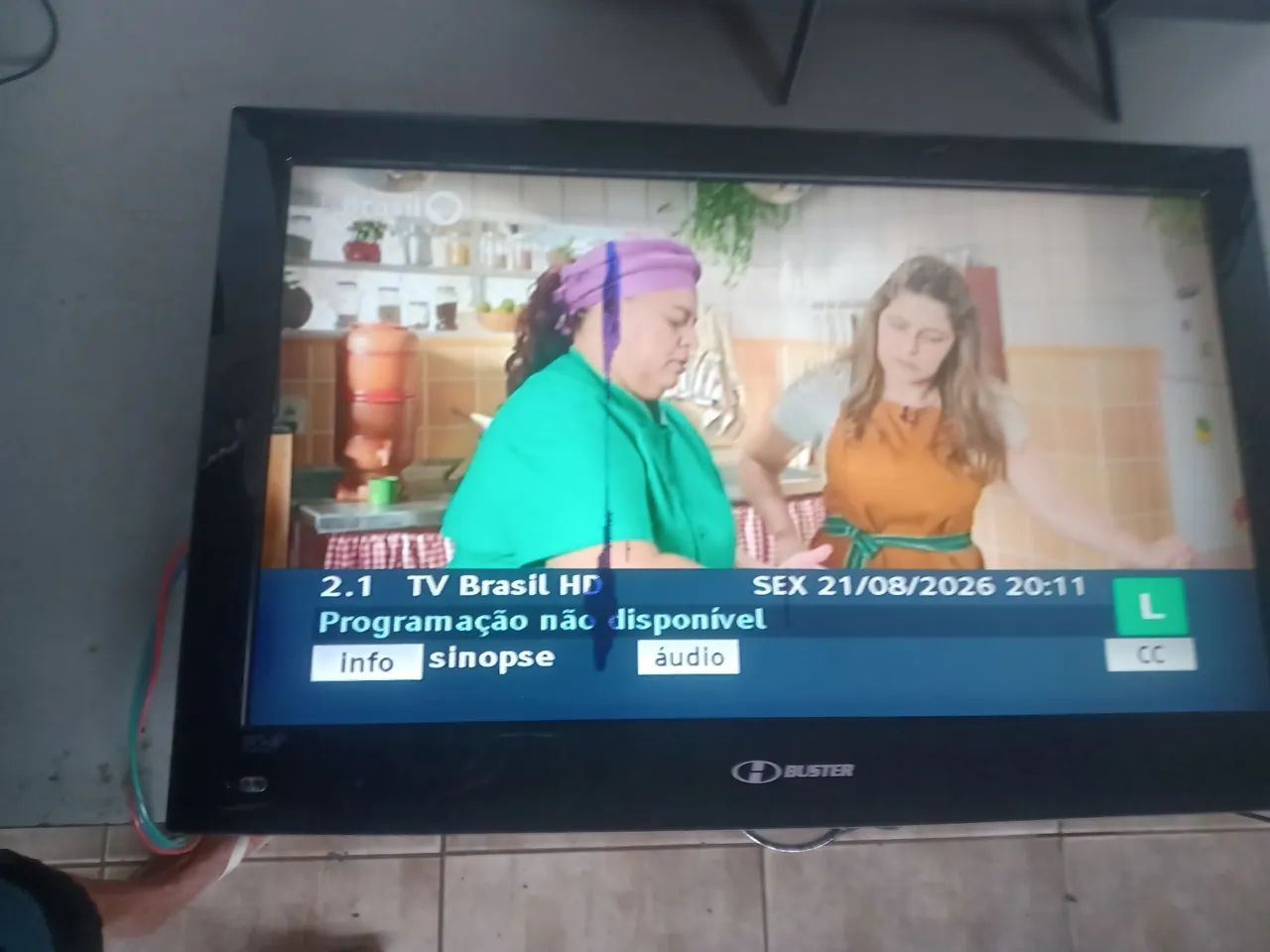 Tv 32 polegadas com mancha na tela restante bom - Foto 4