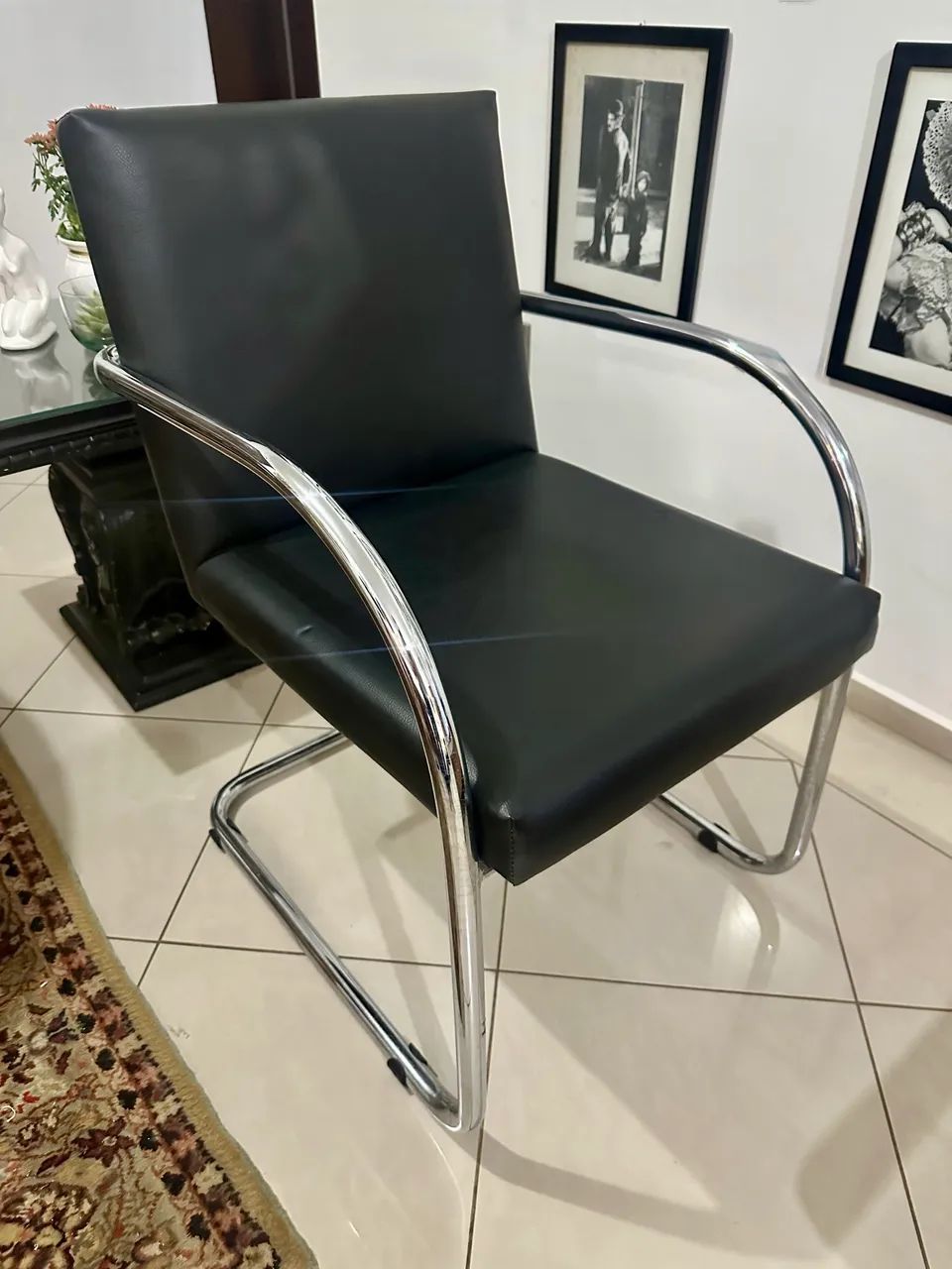 Cadeira cantilever Tok&Stok modelo BRNO com estrutura em aço tubular e assento estofado - Foto 2