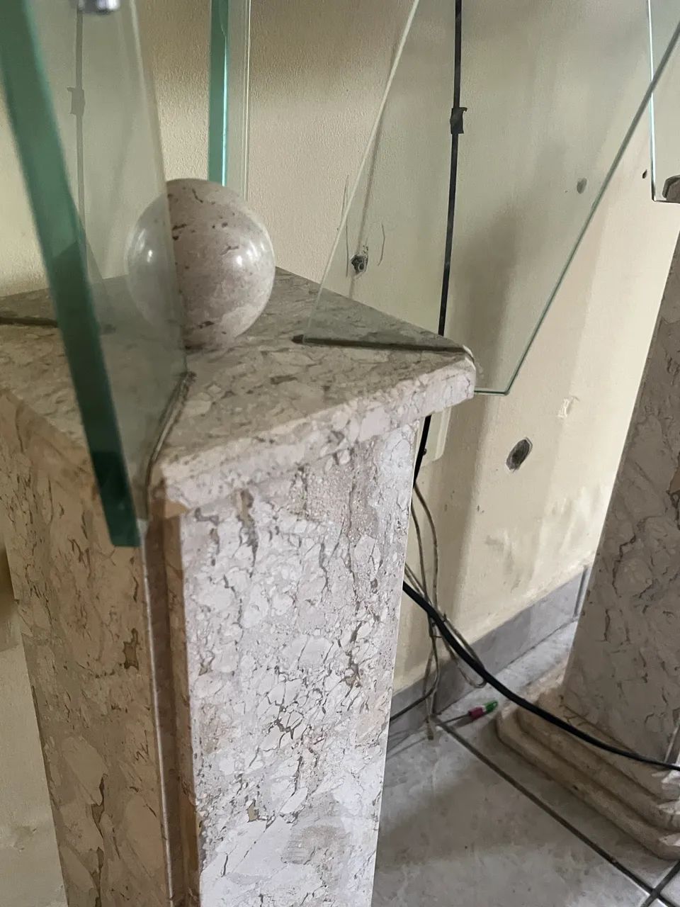 Aparador de mármore com tampo de vidro  - Foto 3