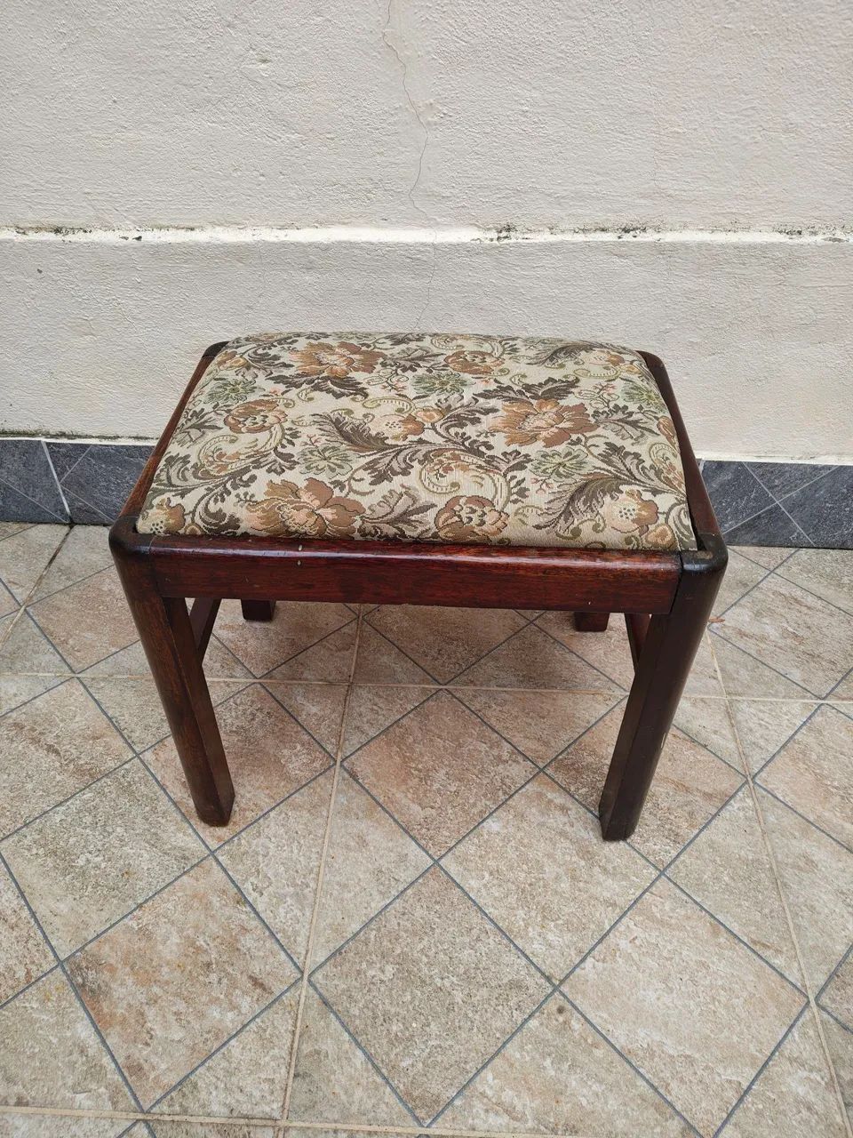 Belíssimo e antigo banquinho com bela estampa