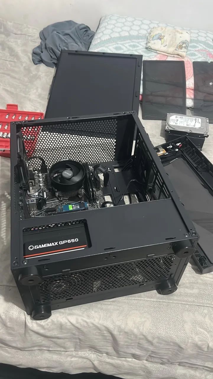 Computador, headset, teclado e mesa.