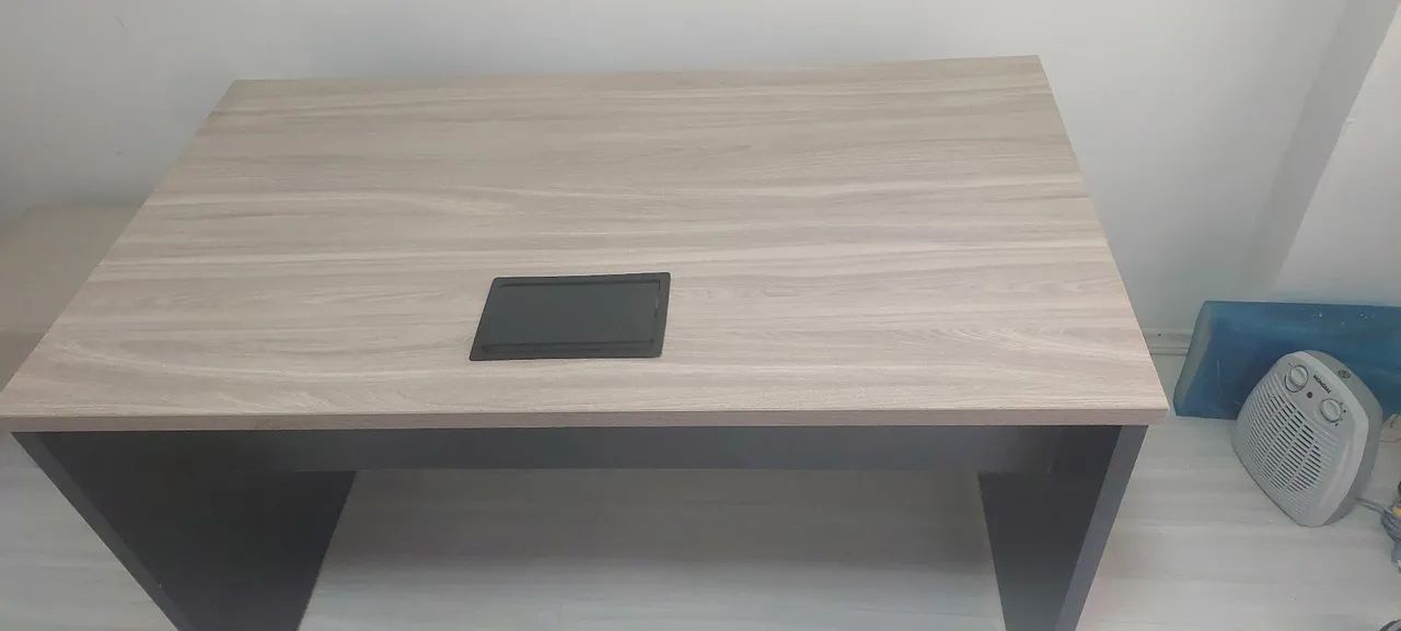 Mesa de escritorio com 2 gavetas com chava