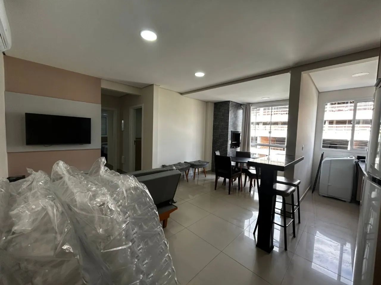 Apartamento todo mobiliado com 2 dormitórios à 80m da Praia dos ingleses! - Foto 2