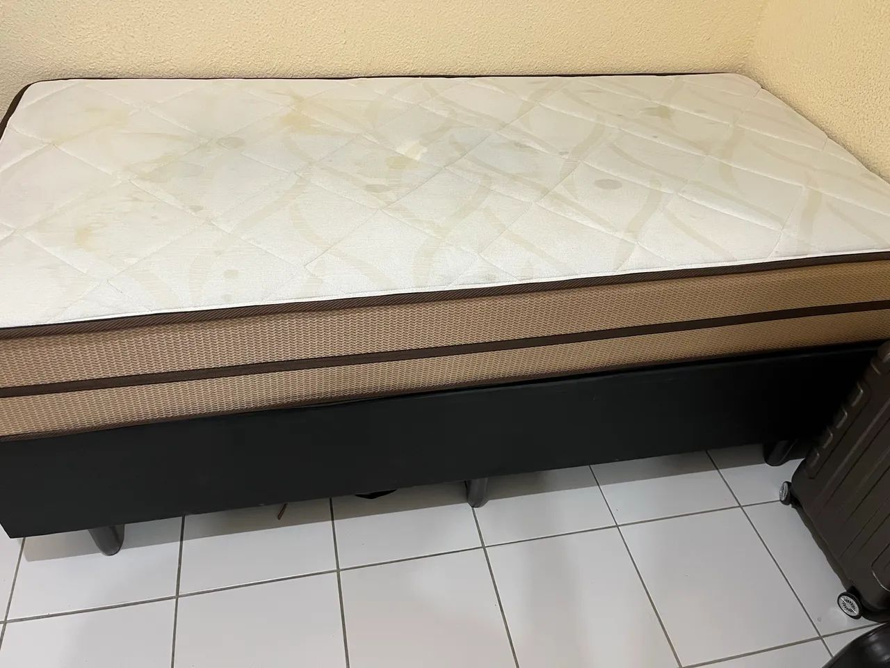 Vende-se cama de solteiro 