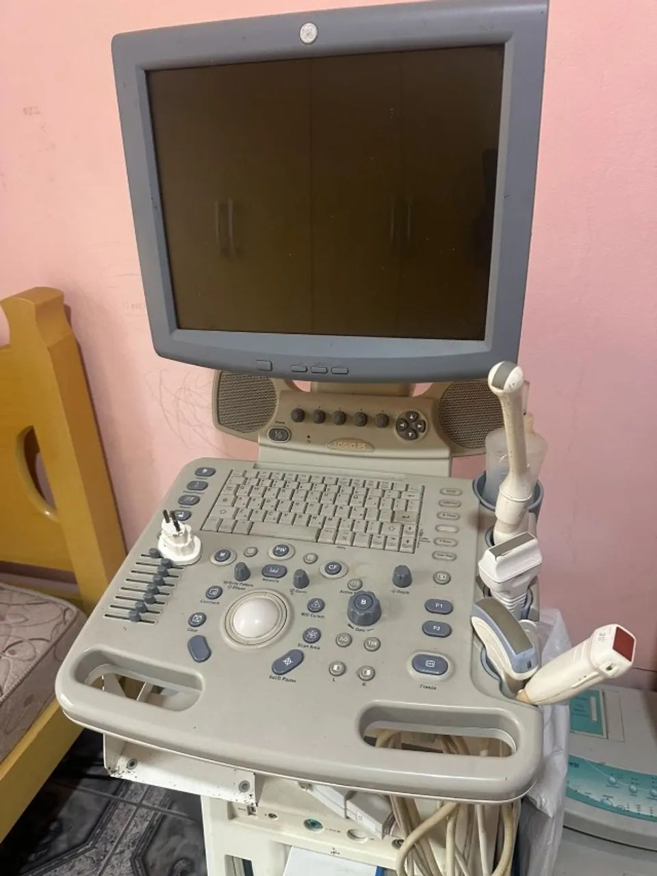 aparelho de ultrasonografia e eco