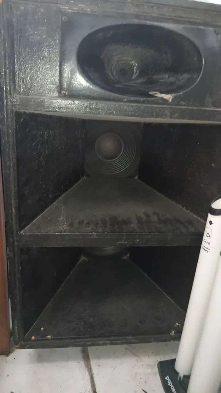 Vendo 4 caixas sendo 2 grave e 2 médios  - Foto 3