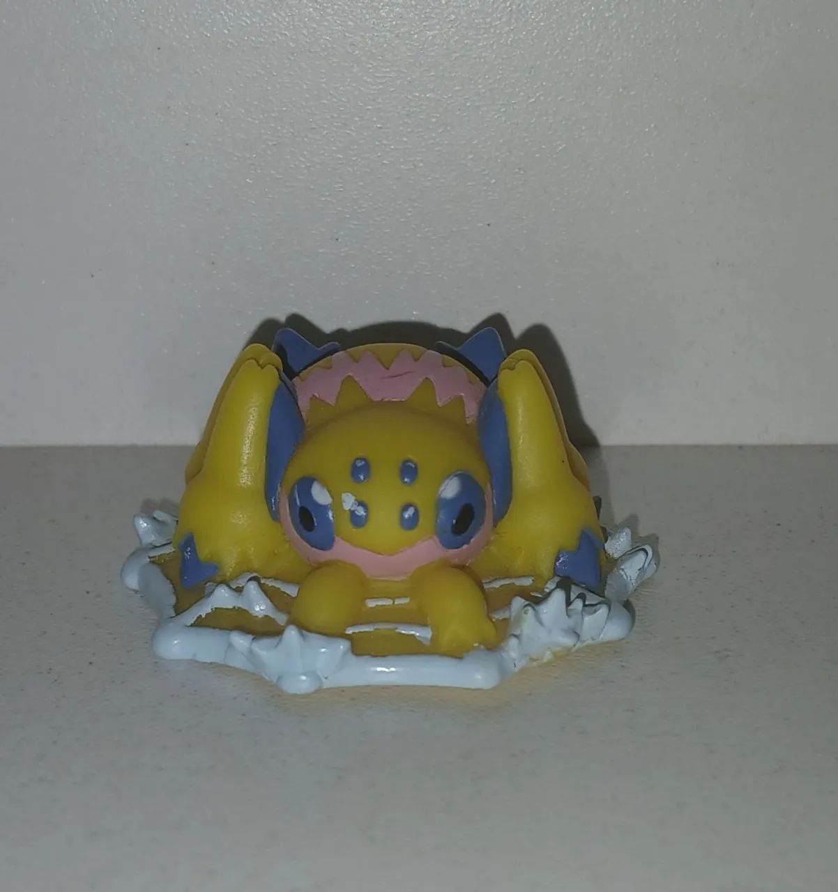 BONECO MINIATURA DEDOCHE POKEMON GALVANTULA