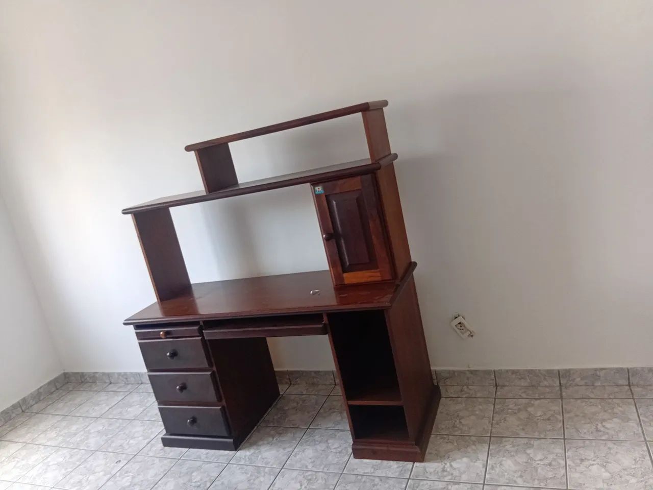 Sofá e estante de madeira pura