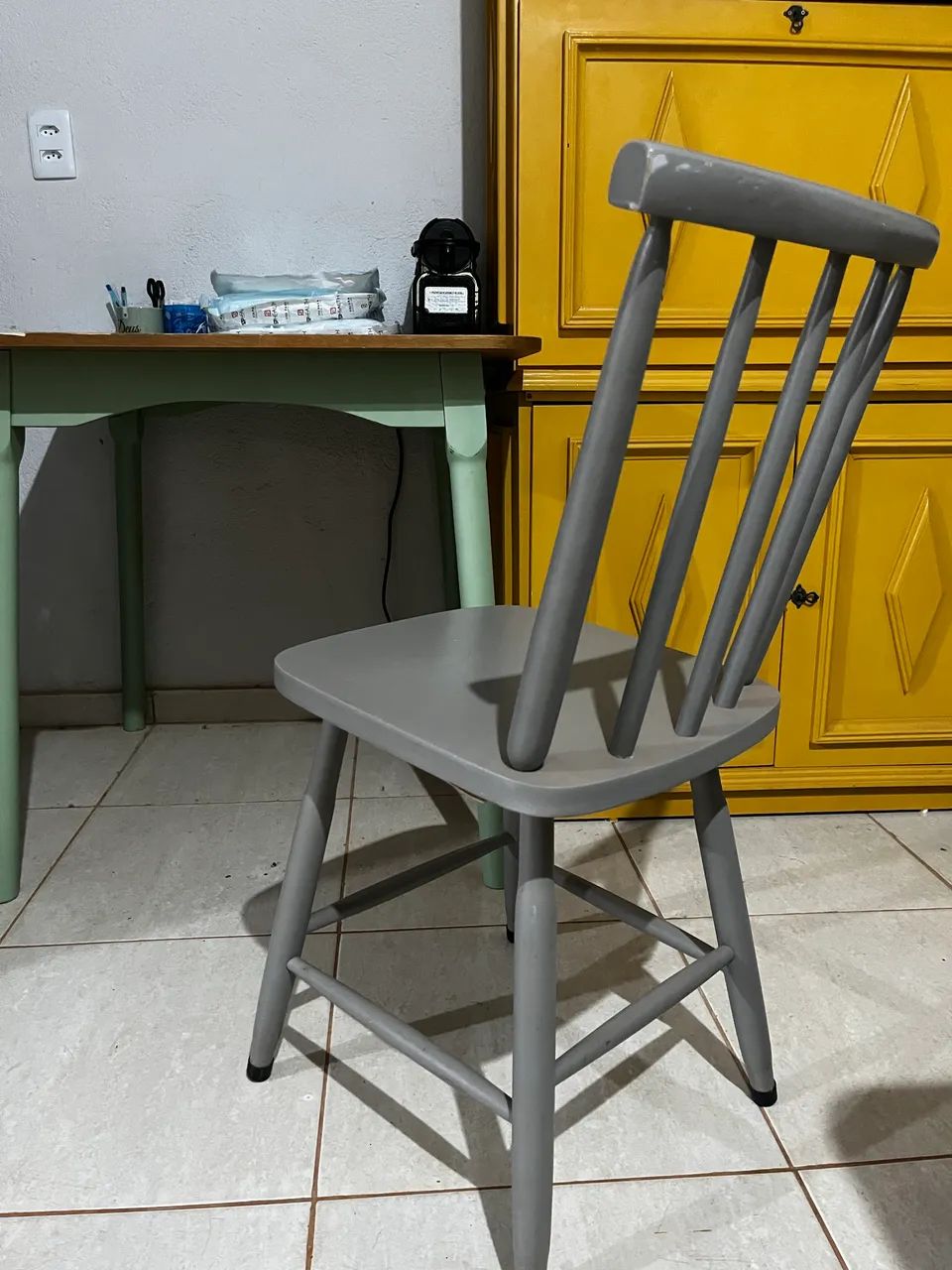 Vendo mesa e cadeira 