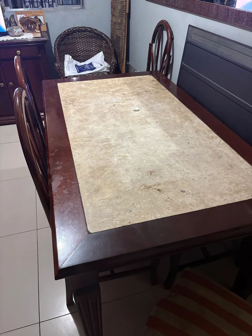 Vende-se Balcão e mesa de Jantar com 6 cadeiras 