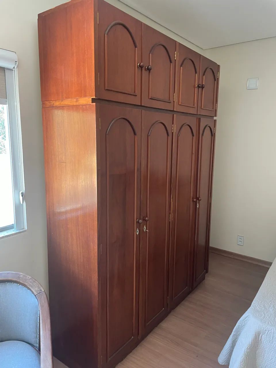 Cama e guarda-roupa 