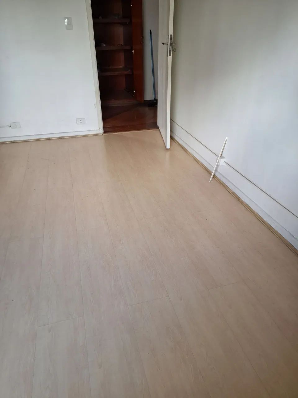 Well-maintained click-lock laminate flooring, 18 m²