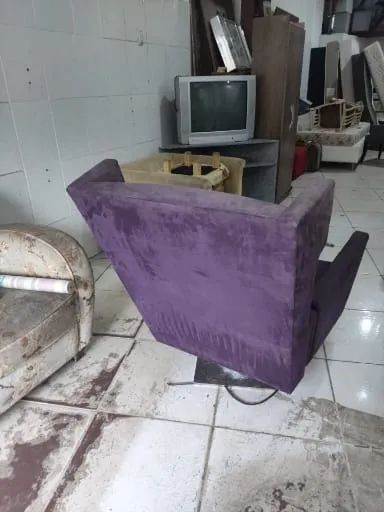 (Cód 028) Linda Poltrona Giratória grande e estofada em tecido Roxo super confortável 