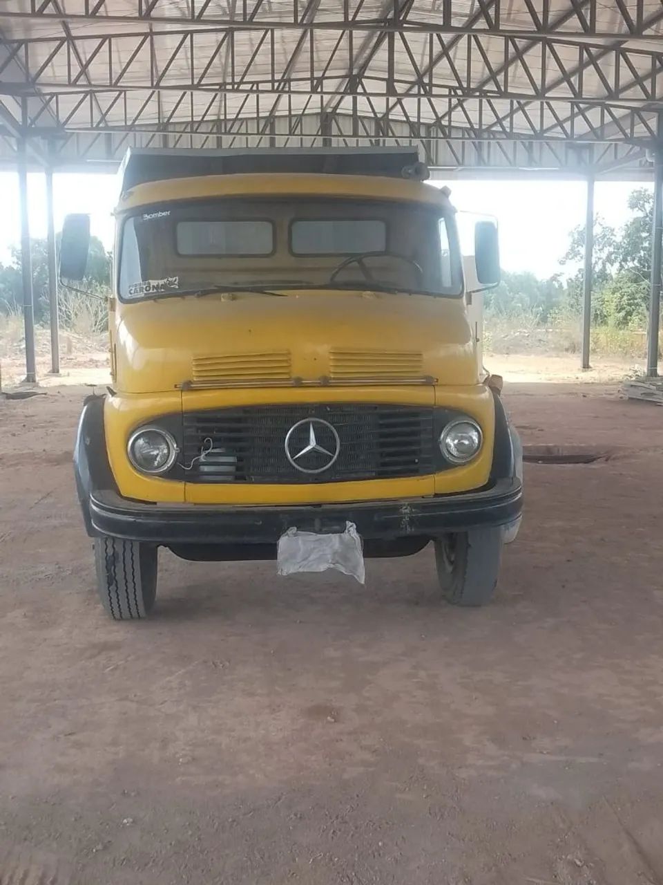 Caminhão com caçamba 