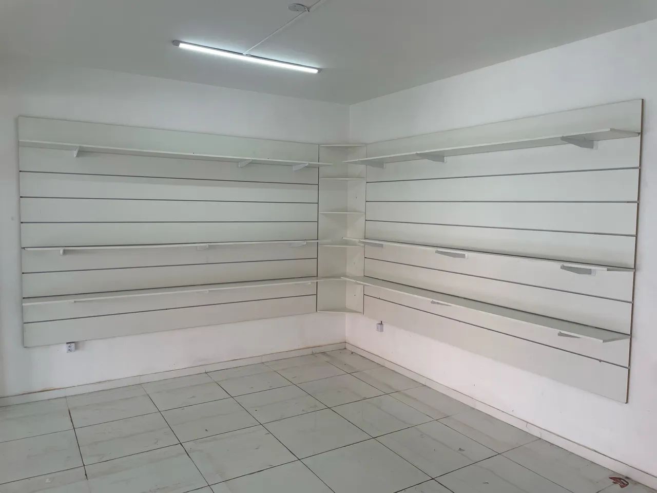 Painéis Canaletados com prateleiras para loja. - Foto 4