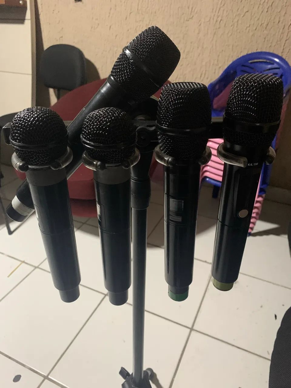 Vendo 3 pares de microfones sem fio, com pedestal  - Foto 4