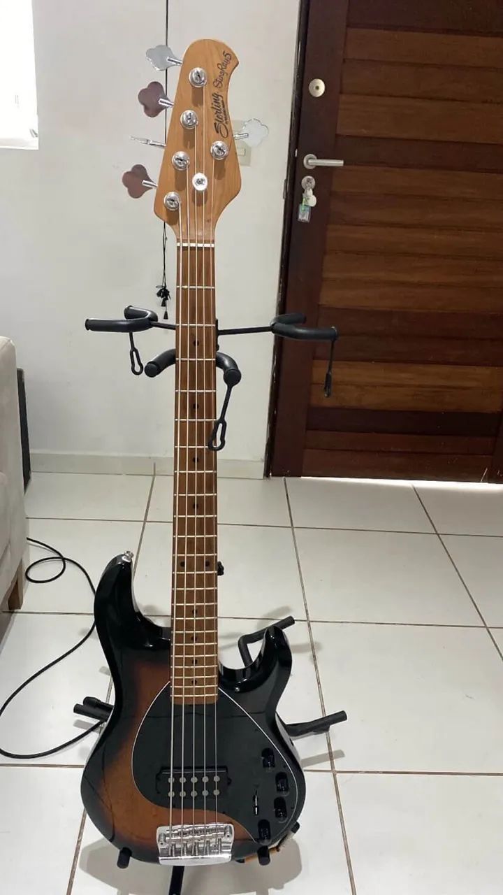 Baixo Esterling Ray 35.