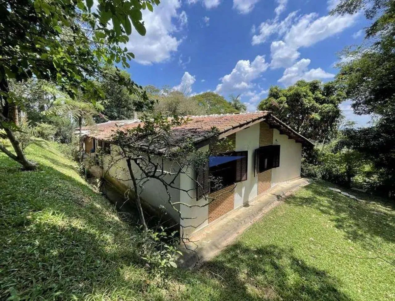 Chácara com 4 quartos sendo 1 suíte à VENDA na Granja Viana