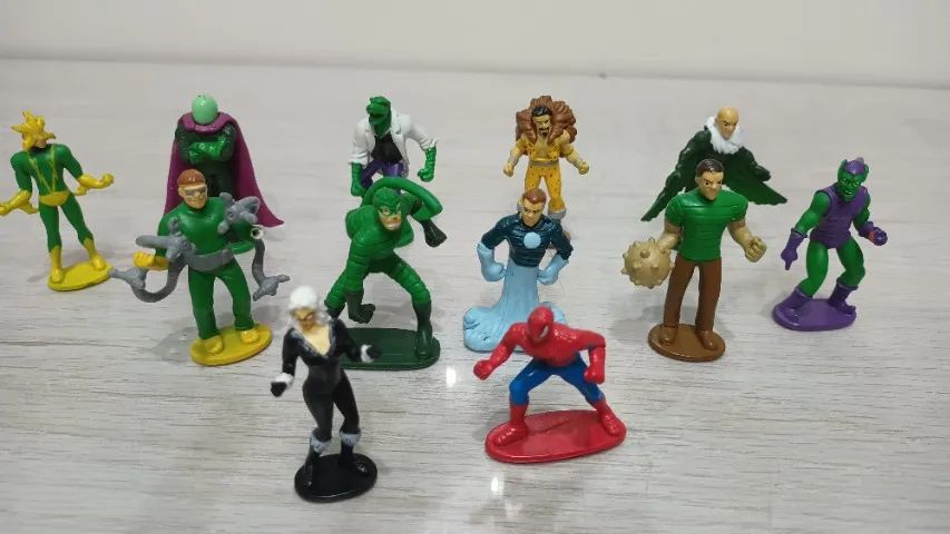 Spiderman - Marvel -Ao Combate - livro com cenário e 12 miniaturas - Foto 2