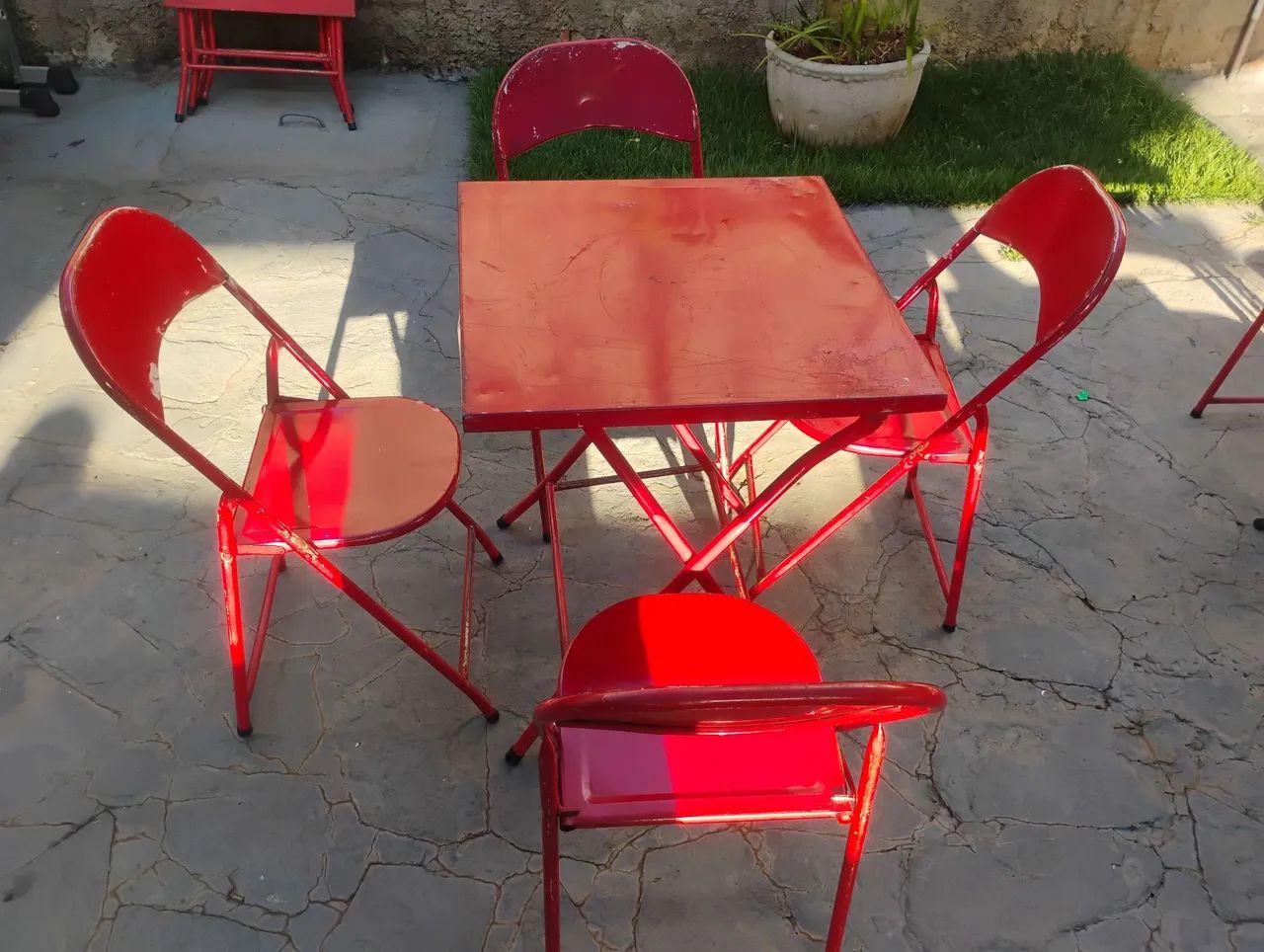 Jogo de mesa de metal.