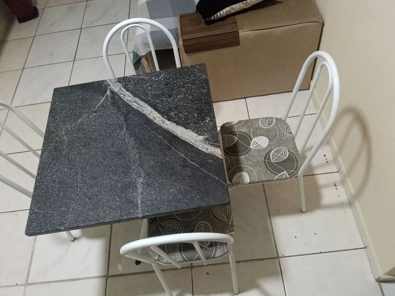 Vendo mesa 4 cadeiras semi nova  - Foto 2