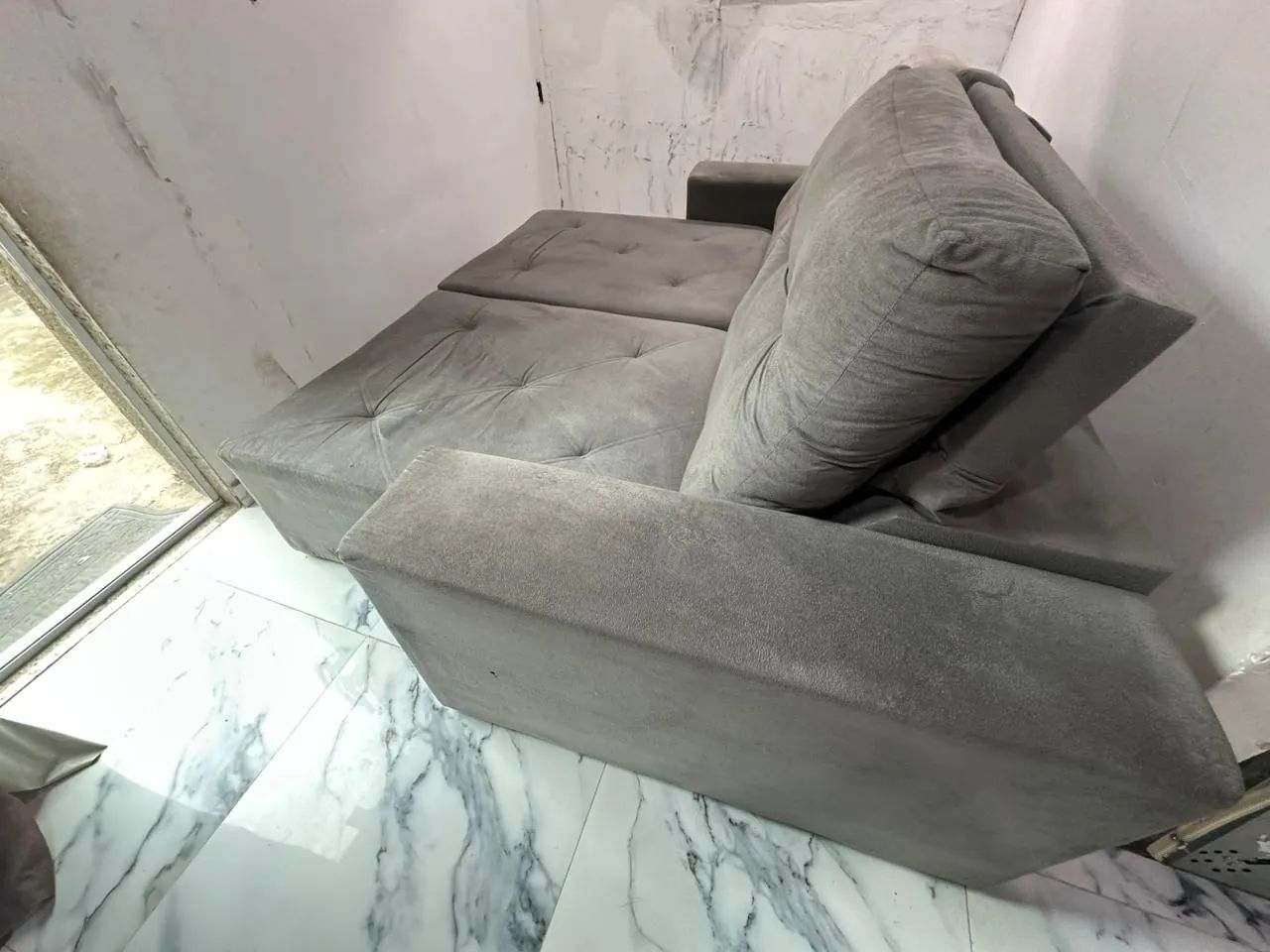 Sofá semi novo,higienizado recentemente - Foto 2