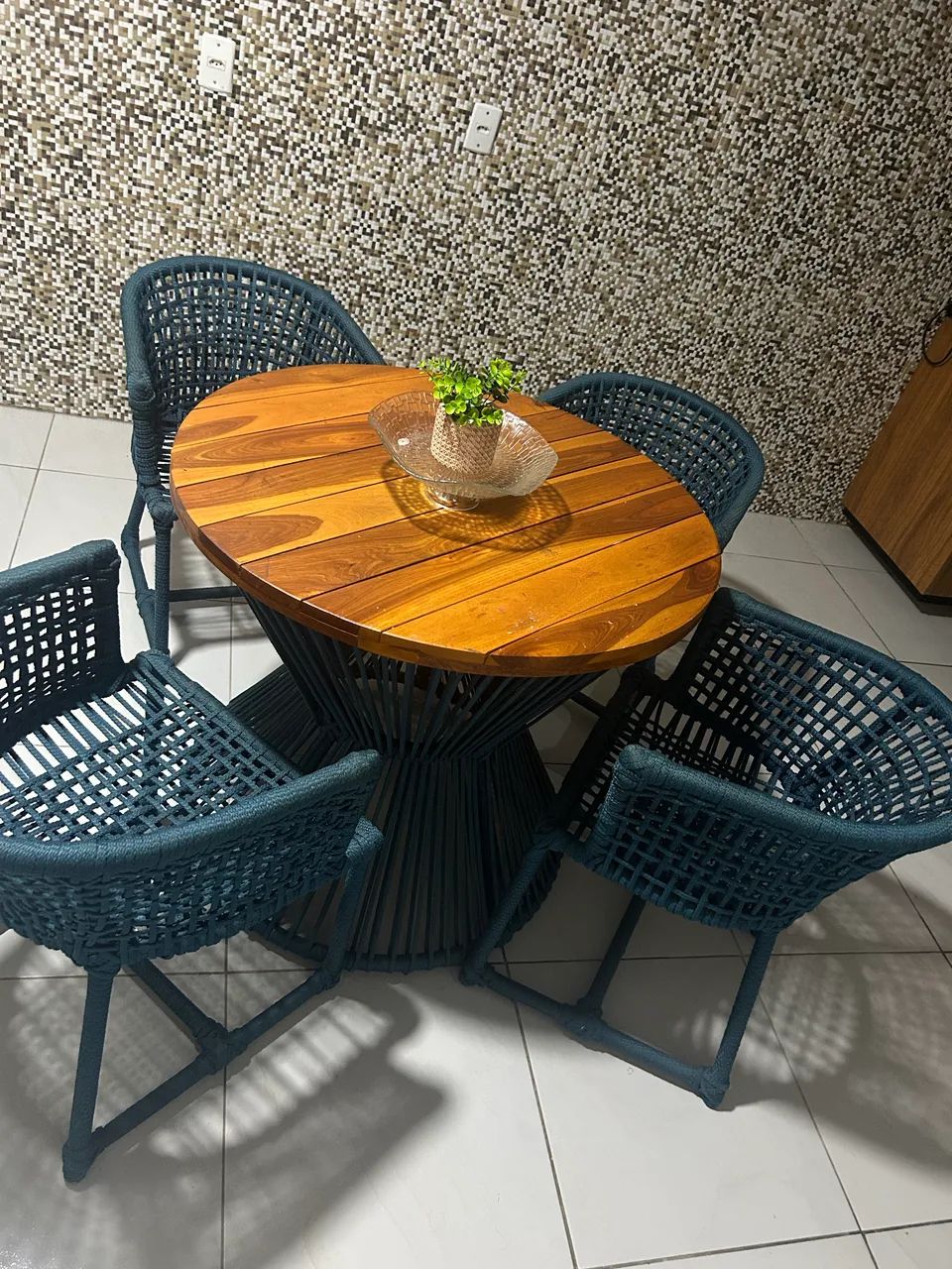 vende-se mesa de área externa com 4 cadeiras  - Foto 2