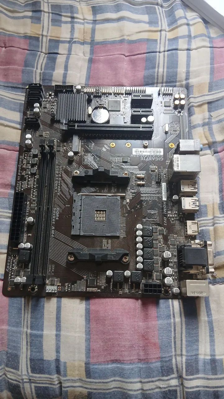 Placa Mãe Gigabyte AM4 A320M COM DEFEITO