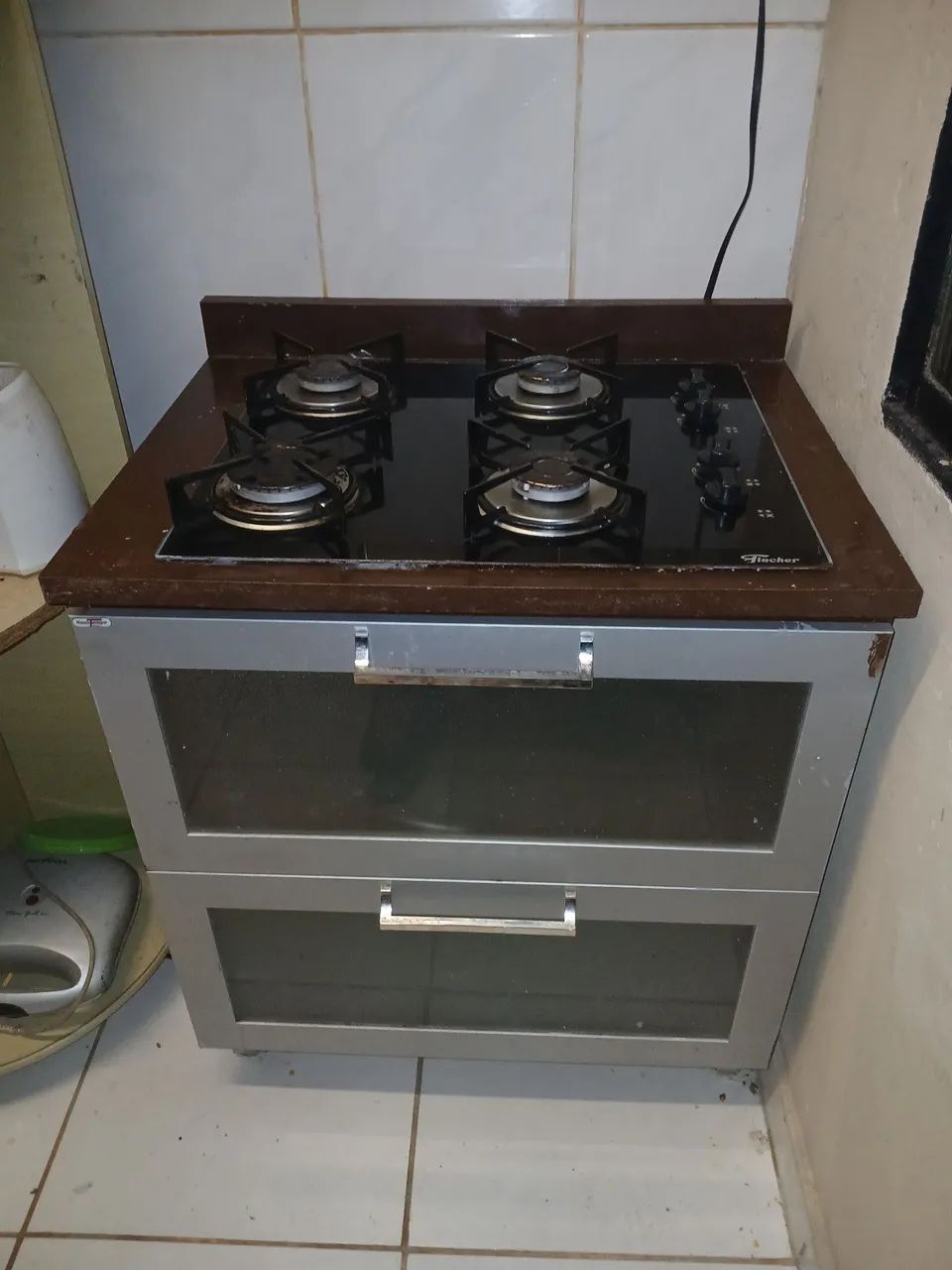 Fogão cooktop com bancada de 2 gavetas.