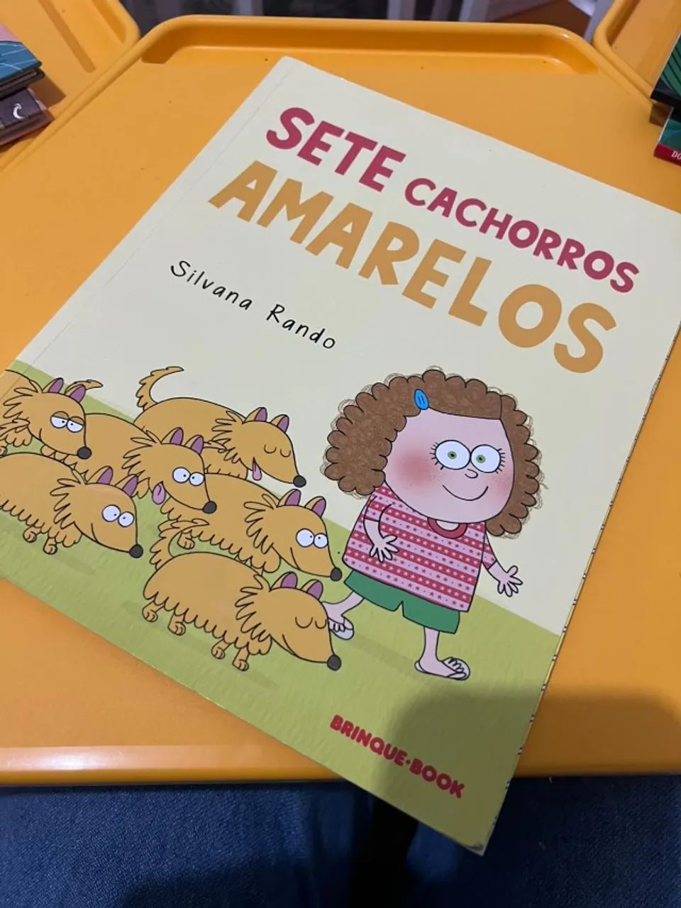 Livro Sete cachorros amarelos