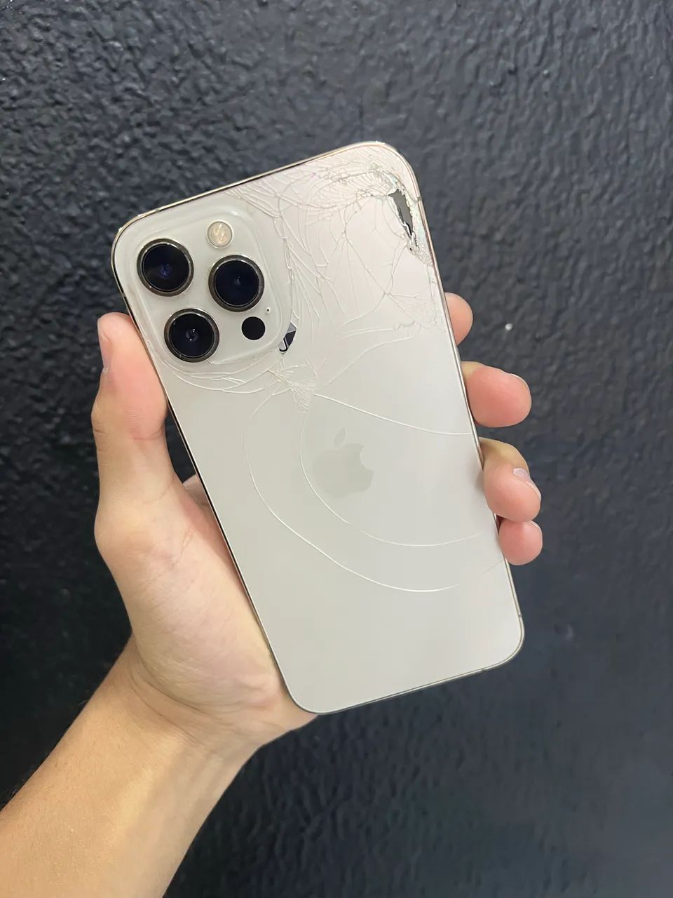 iPhone 12 Pro Max 128gb com detalhe 