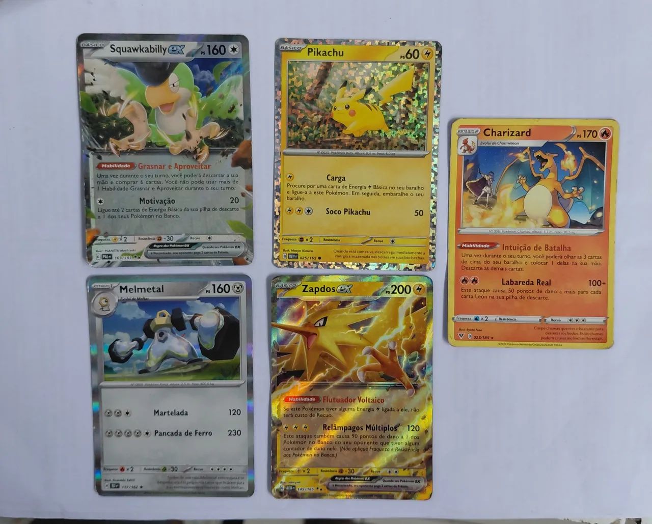 Cartas de pokemon promoção no kit.