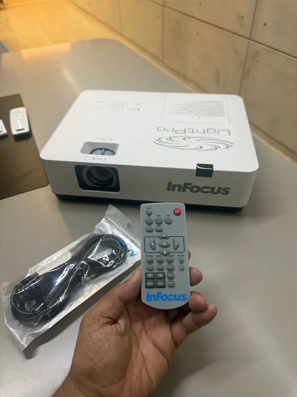 PROJETOR INFOCUS IN1059 4KREADY 5000 LUMENS TOP DE LINHA SEMI NOVO - Foto 3