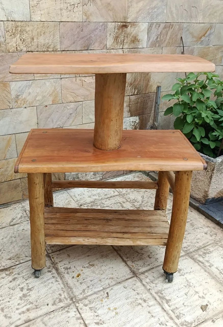 Mesa de madeira com uma coluna no meio - Foto 2