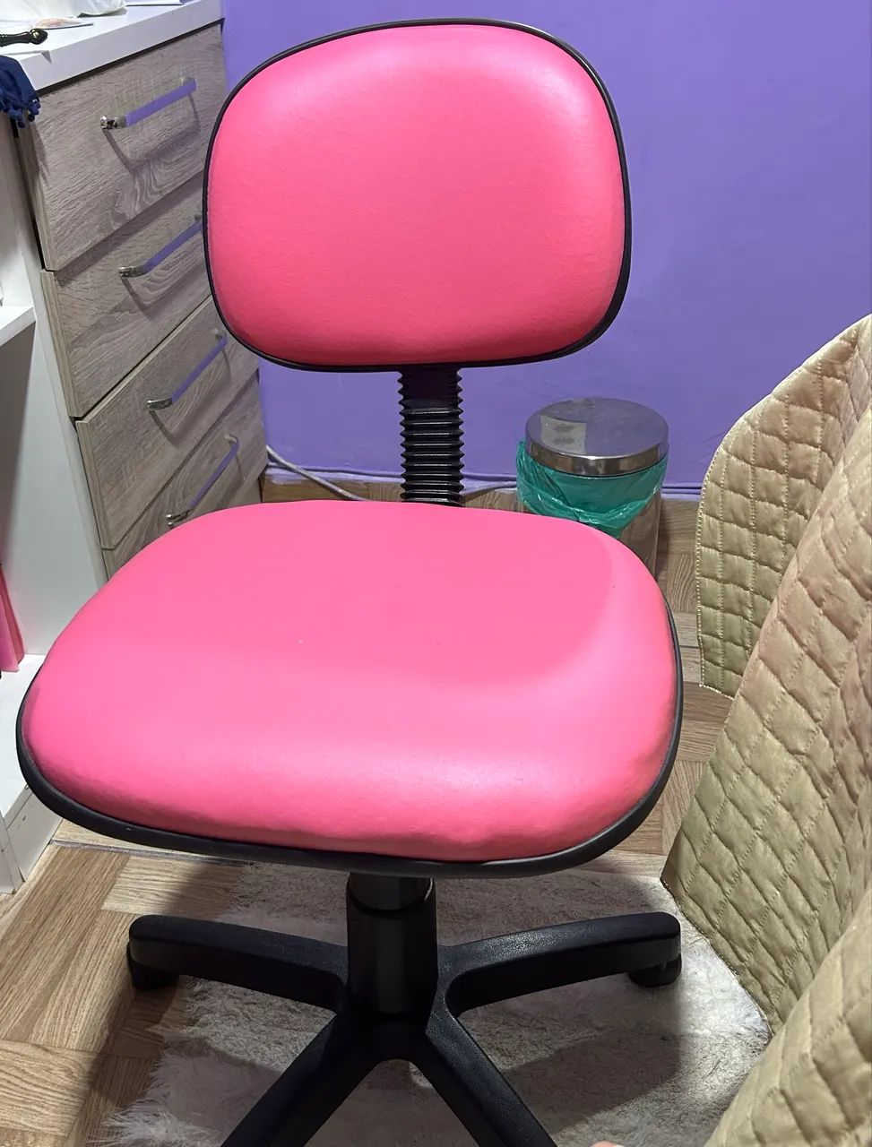Cadeira de escritório estilo secretária, giratória na cor rosa - Foto 3