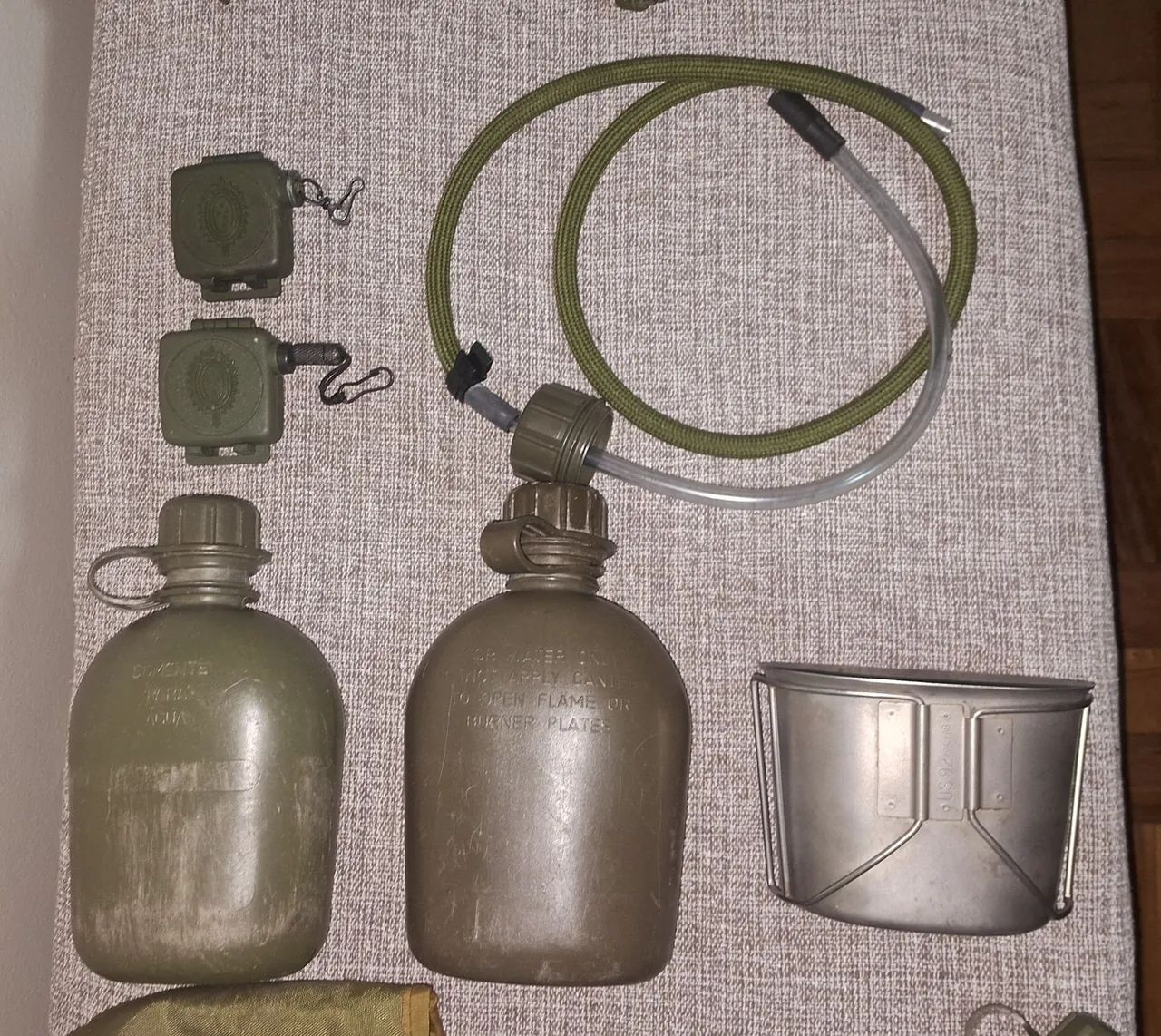 Material de acampamento cantil suspensório e mais itens - Foto 2