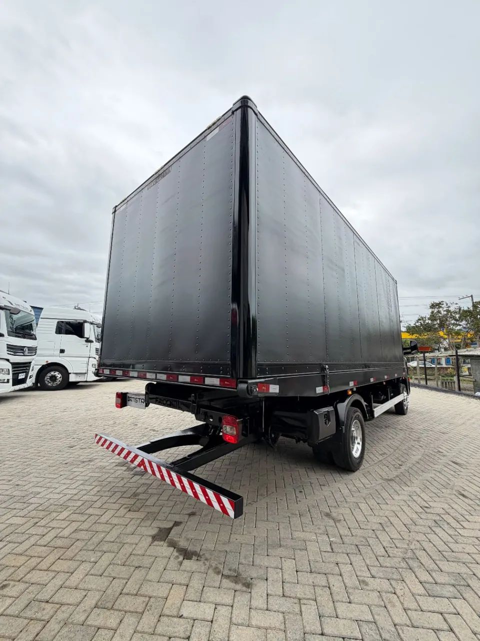 11-180 Delivery Plataforma Superbaixa - Caminhões - Alto Aririú