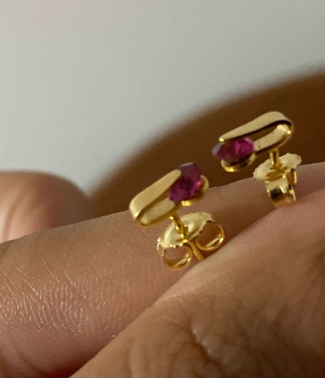 Vendo brinco dourado com pedra única cor de rosa! Excelente qualidade. 