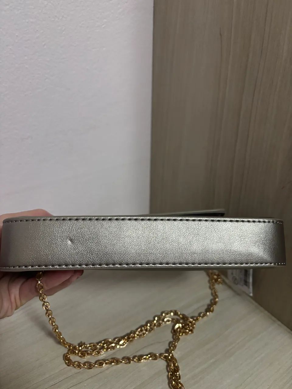 Bolsa couro nova metalizada com alça dourada  - Foto 2