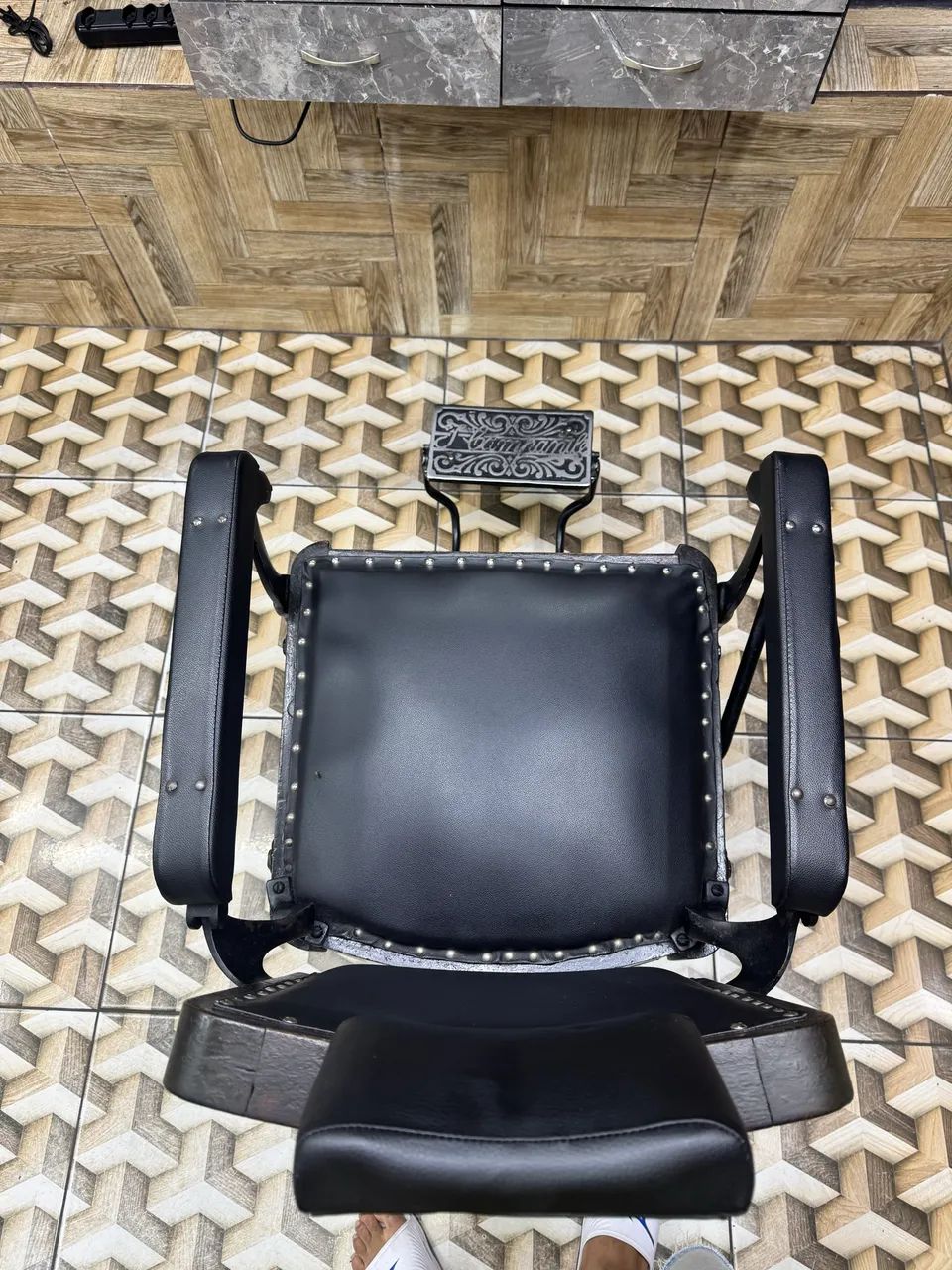 Cadeira de barbeiro (barbearia ) retrô em ótimo estado relíquia - Foto 3