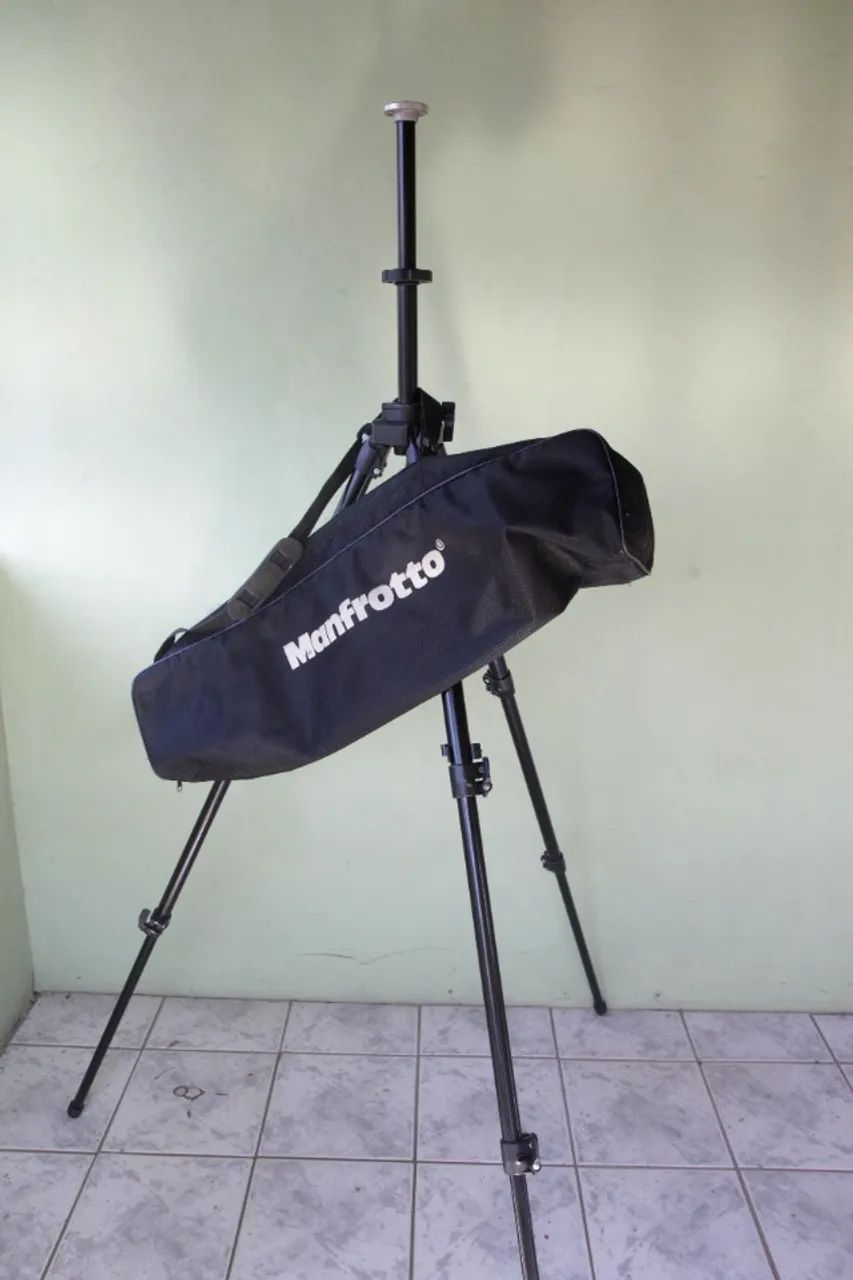 Tripé Manfrotto 055CB com estojo - Acessórios para Câmeras e