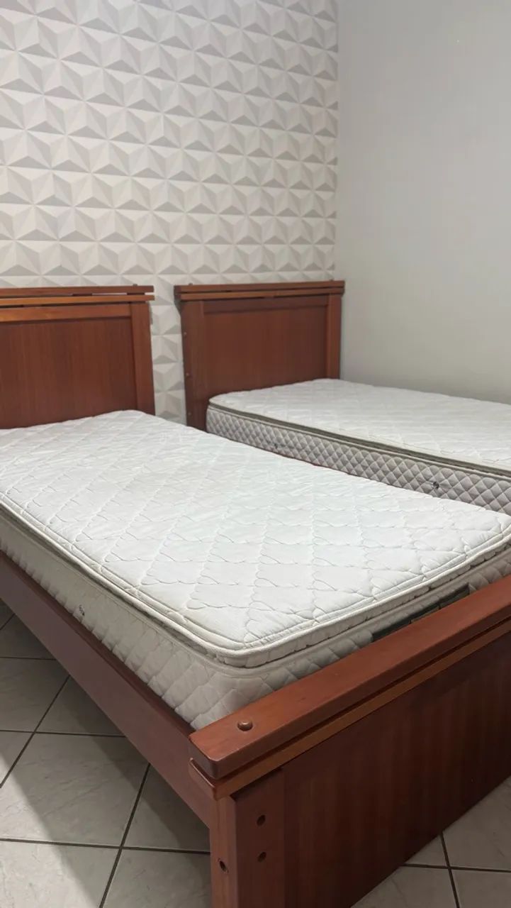 2 camas de solteiro de madeira maciça + 2 colchões Atenas Plus