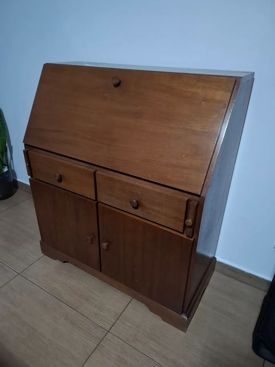 Escrivaninha de madeira. 