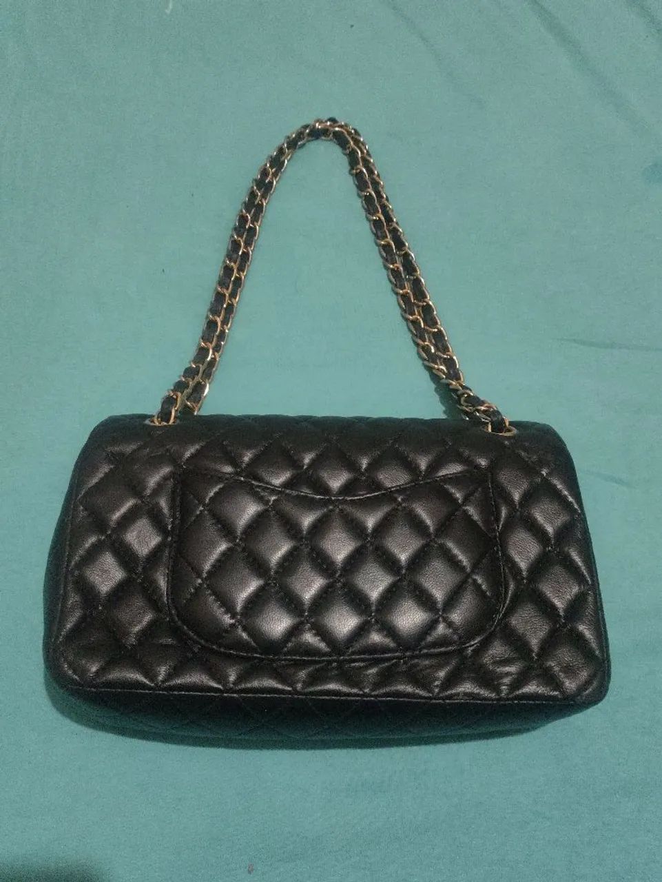 BOLSA ESTILO CLÁSSICA CHANEL, PRETA COM CORRENTE DOURADA - Foto 5