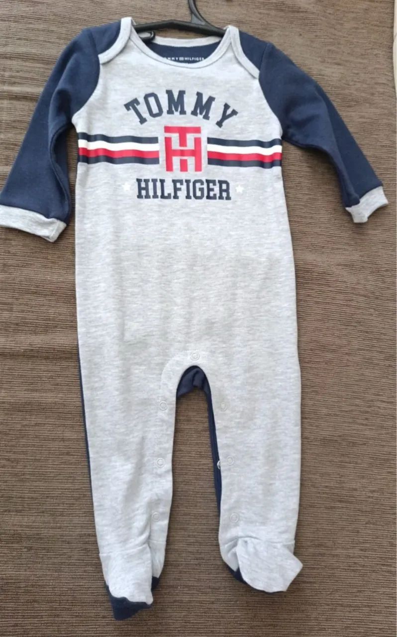 Macacão bebê Tommy Hilfiger 