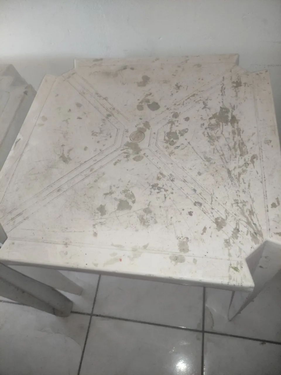 8 cadeiras de plástico e 2 mesas  - Foto 4